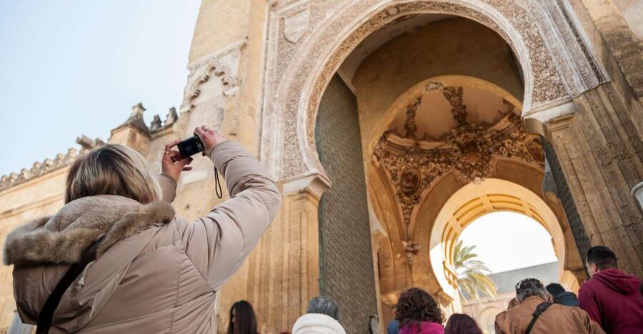 Cordoba: Jewish Quarter and Mosque-Cathedral Guided Tour - The Córdoba Synagogue stop, what to look for and when you might miss it
