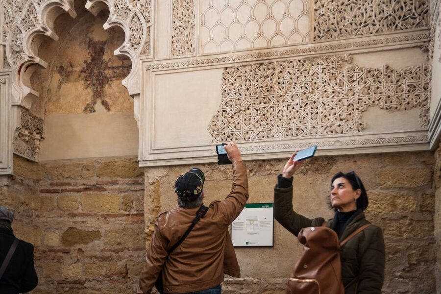 Cordoba: Jewish Quarter and Mosque-Cathedral Guided Tour - Pacing, group size feel, and how guides handle questions