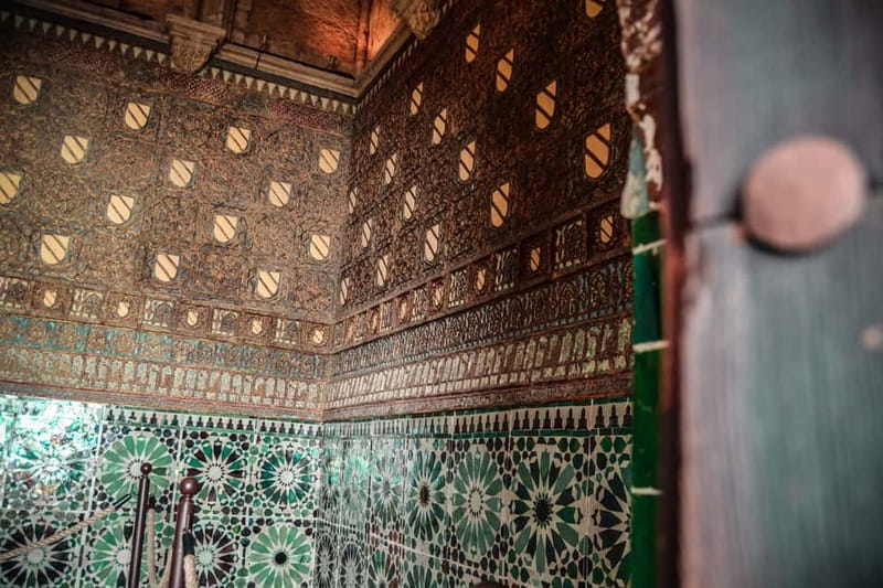 Córdoba: Jewish Quarter, Mosque, and Alcázar Tour - Guide style: monolingual delivery, humor, and the handoff question