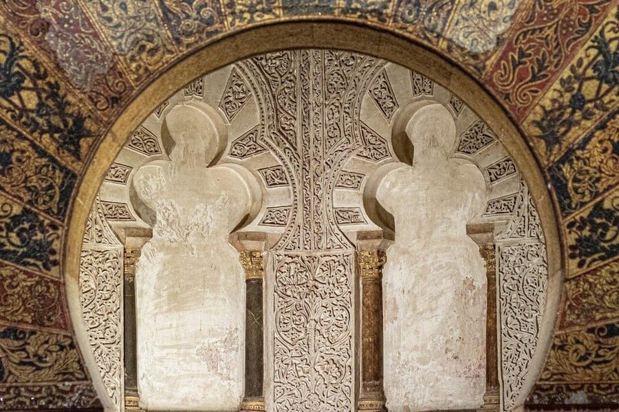 Córdoba: Mosque-Cathedral Guided Tour - The meeting point, timing, and the green umbrella rule