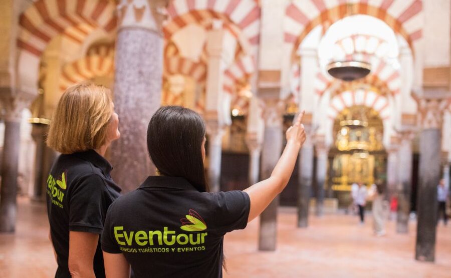 Córdoba: Mosque, Jewish Quarter and Alcázar 3-Hour Tour - How the tour handles crowds, timing, and the heat