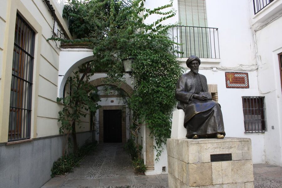 Córdoba: Mosque, Jewish Quarter and Alcázar 3-Hour Tour - Alcázar de los Reyes Cristianos, gardens, and what happens when a palace becomes a court