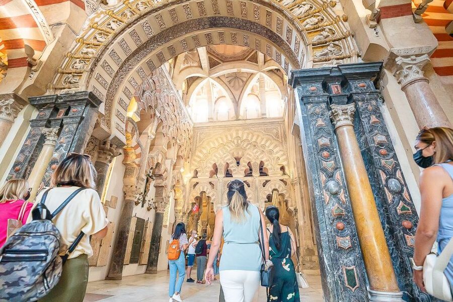 Córdoba: Skip-the-Ticket-Line Mosque-Cathedral Guided Tour - Inside the prayer hall: mihrab, red-and-white arches, and the logic of the building