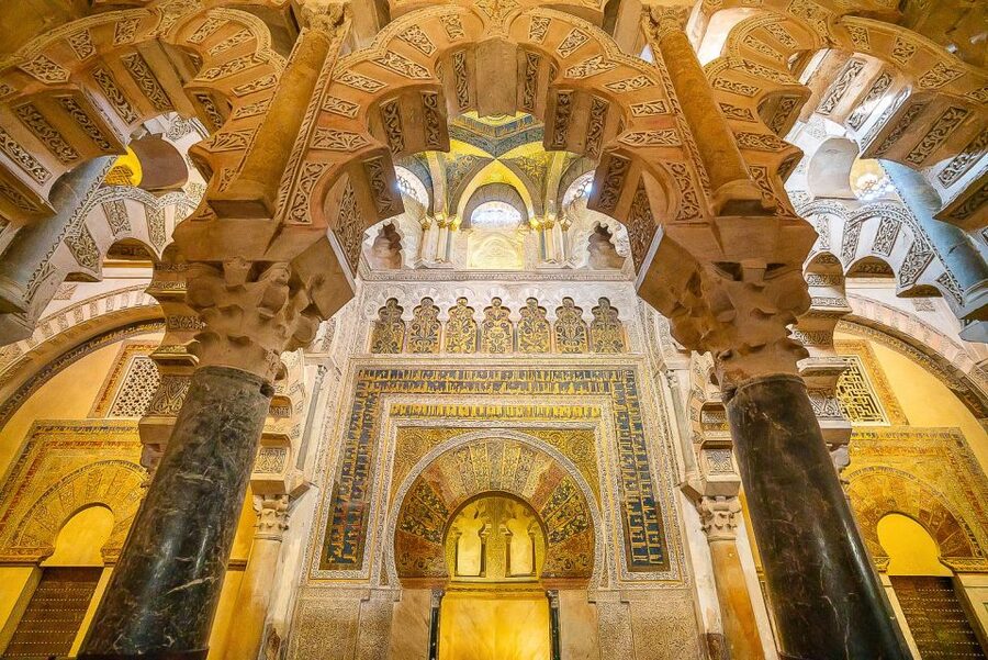 Córdoba: Skip-the-Ticket-Line Mosque-Cathedral Guided Tour - What you’ll notice when you’re in a small group vs shared tour