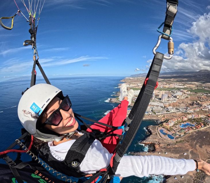 Costa Adeje: Tandem Paragliding Flight with Pickup - In the air with your tandem pilot: what you do, and what you do not