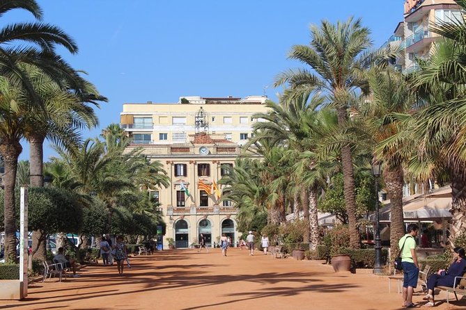 Costa Brava Day Sightseeing Tour with Boat Trip from Barcelona - Tossa de Mar: the guided walk through Vila Vella and up toward the lighthouse