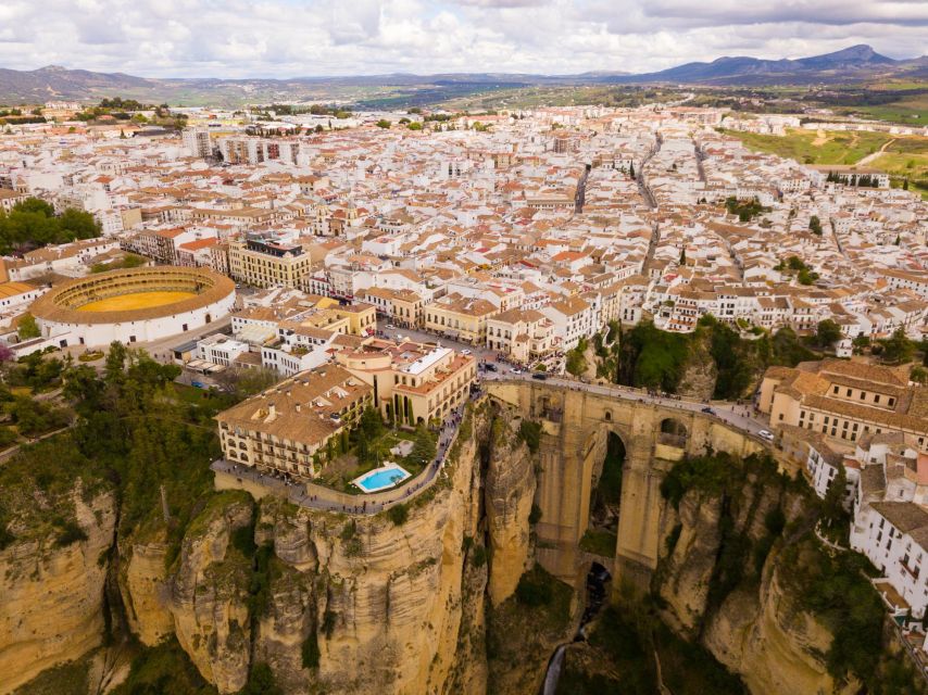 Costa del Sol: Day Trip to Ronda and Setenil - Ronda first impressions: two halves and a gorge that cuts the city