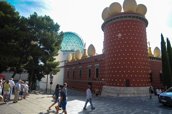 Dali Museum, House & Cadaques Small Group Tour from Barcelona - From Palau de la Música to Figueres, the morning pace you can actually handle