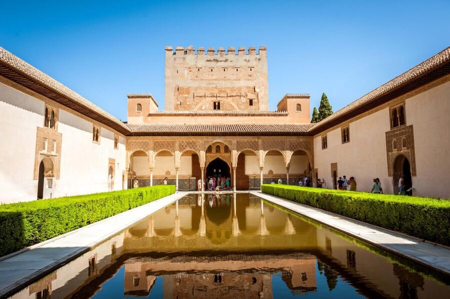Fast-Track Alhambra & Nasrid Palaces Guided Tour - Pace, photos, and staying together with your group