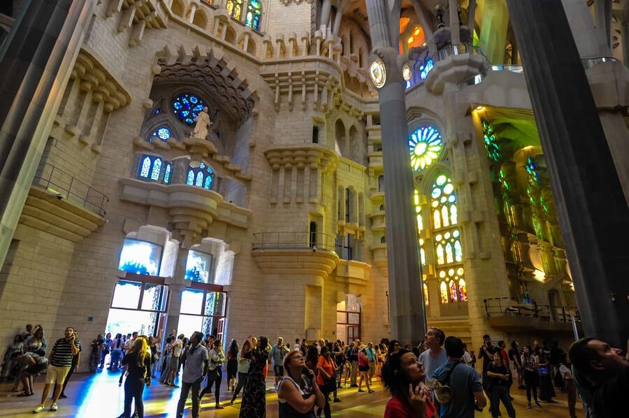 Fast Track: Sagrada Familia & Barcelona Full-Day Tour - Inside Sagrada Família: the fast-track payoff is time and context