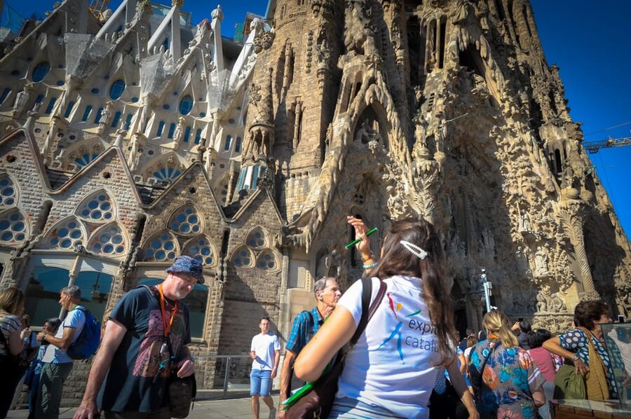 Fast Track: Sagrada Familia & Barcelona Full-Day Tour - The drive through L’Eixample and Passeig de Gràcia: how Gaudí sits in the city