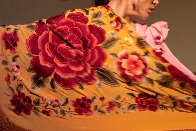 Flamenco Show at the Tablao de la Villa Madrid - Staff, Language, and How the Room Runs