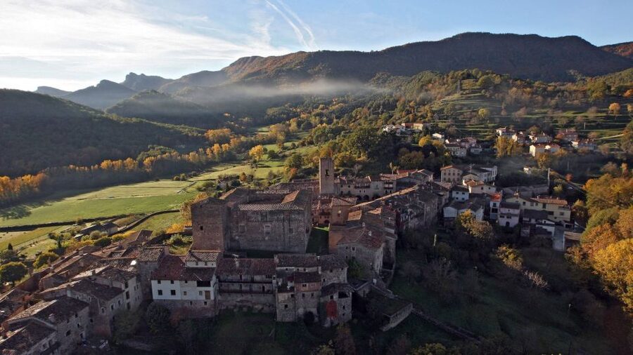 From Barcelona: Besalú & Medieval Towns Tour w/ Hotel Pickup - Santa Pau’s Cobbled Streets and Main Square Rhythm