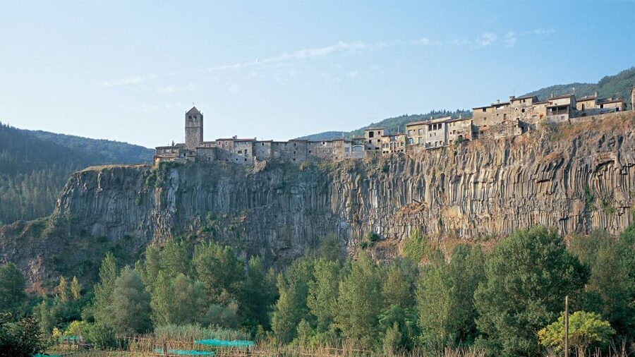 From Barcelona: Besalú & Medieval Towns Tour w/ Hotel Pickup - Castellfollit de la Roca: The Cliff Village Photo Stop