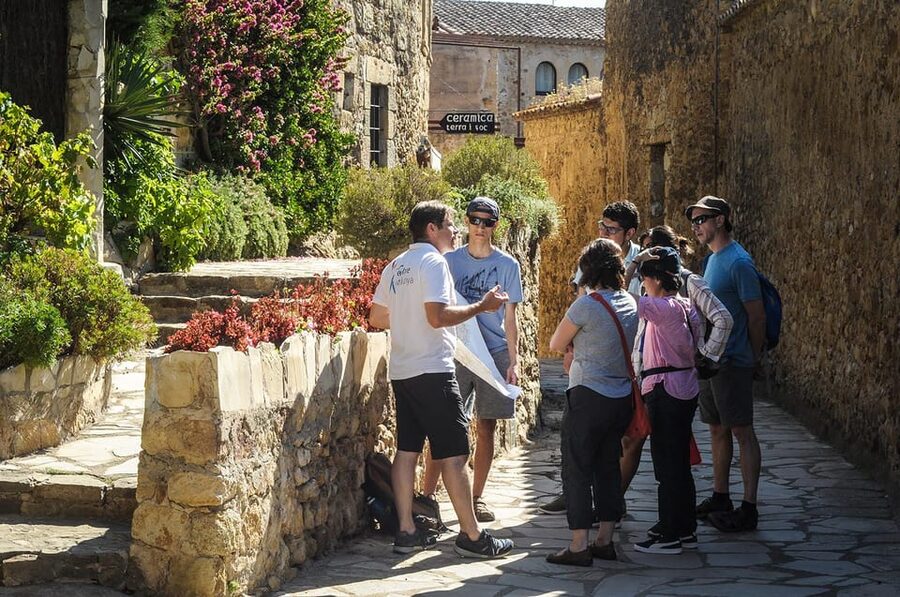 From Barcelona: Girona and Costa Brava Day Tour - Lunch in Calella: plan for it, then use the sea views