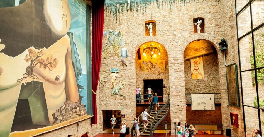 From Barcelona: Girona Guided Tour & Dalí Museum in Figueres - The hour on your own in Girona: what to do with limited time