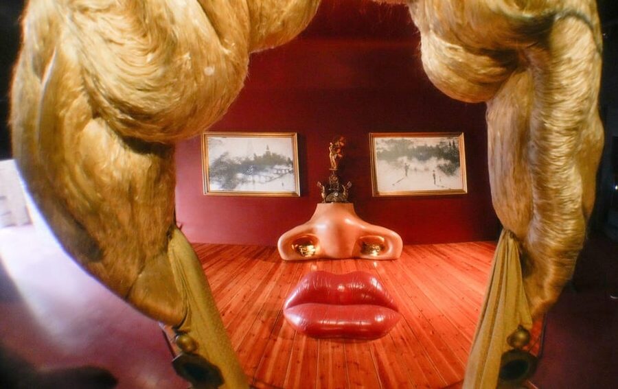From Barcelona: Girona Guided Tour & Dalí Museum in Figueres - Comfort, language, and group rhythm on the bus