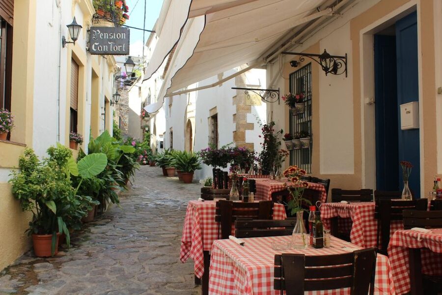 From Barcelona: Tossa de Mar Day Tour with Beach Time - Lunch in Tossa de Mar: What to Expect and How to Choose a Spot