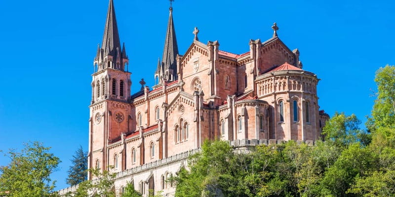 From Gijón: Covadonga Lakes, Cangas de Onís and Lastres - Picos de Europa viewpoints on the way in, plus a coastal return you will feel in your bones