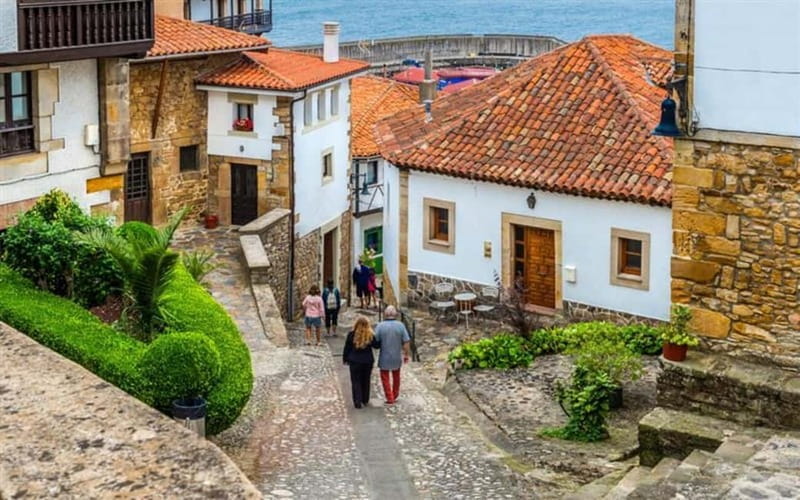 From Gijón: Covadonga Lakes, Cangas de Onís and Lastres - Cangas de Onís: cobblestones, Roman bridge vibes, and a cider break that actually matters