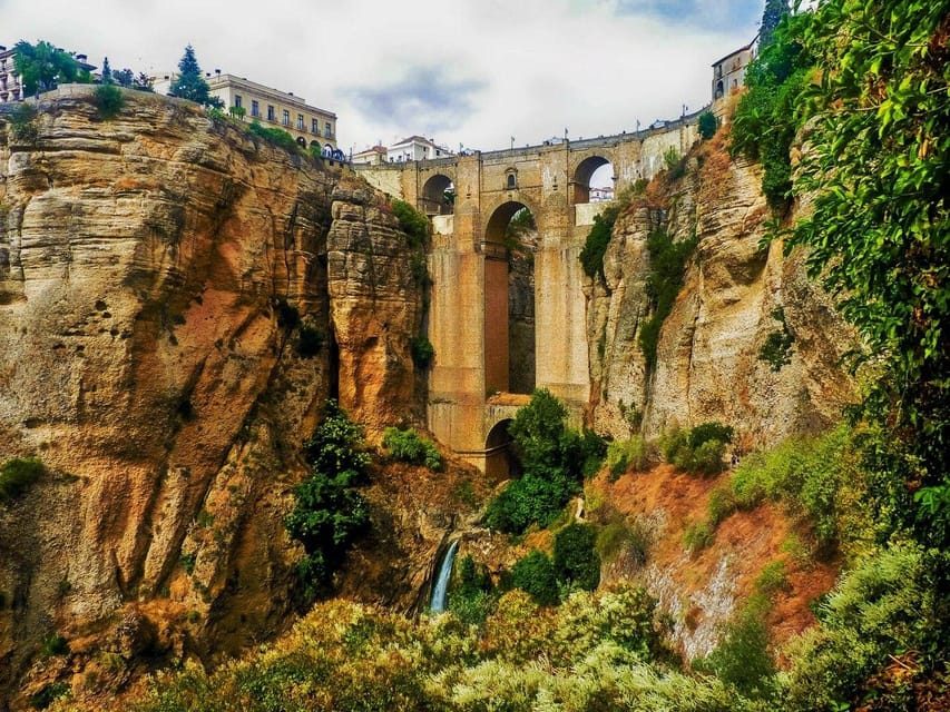 From Malaga: Ronda and Setenil de las Bodegas Day Trip - Getting there and staying on schedule, Calle San Jacinto style