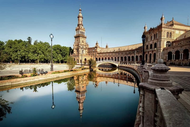From Malaga: Seville Day Trip with Real Alcázar Tickets - The bus panoramas: the fastest way to learn Seville’s geography