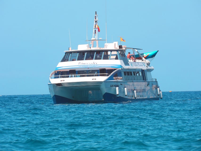 From Puerto Rico: Boat trip along the coast w/ Food & Drinks - Lunch in an exclusive bay: where the trip turns from scenic to fun