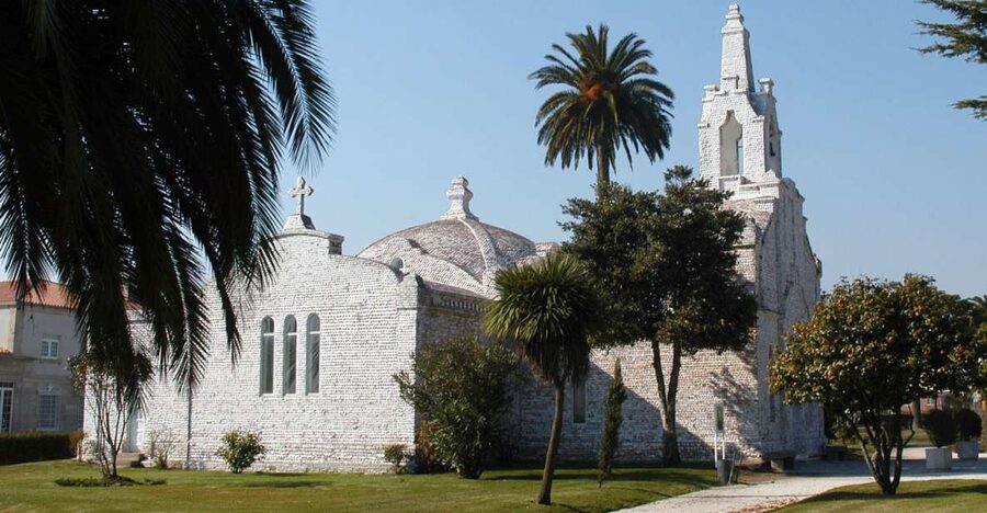 From Santiago: Tour to Rias Baixas with Boat Trip and Winery - La Lanzada shrine and the Poio coast: quick stops with strong atmosphere