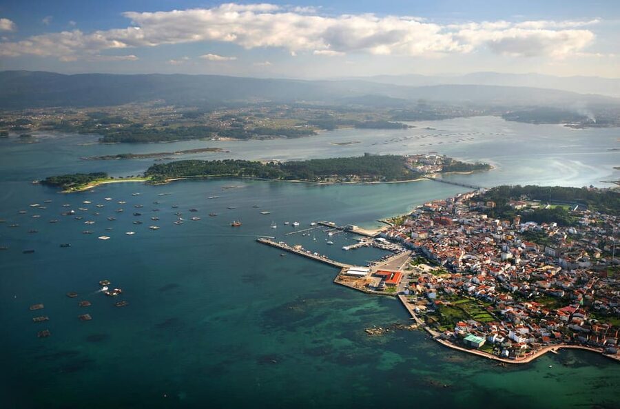 From Santiago: Tour to Rias Baixas with Boat Trip and Winery - Albariño winery visit and a 3-wine tasting that actually teaches