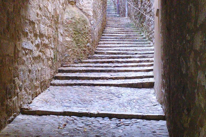 Game Of Thrones Walking Tour in Girona - Plaça dels Jurats and Sant Pere de Galligans Cloisters