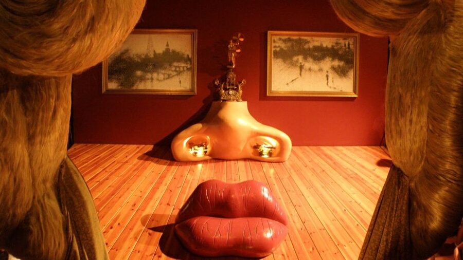 Girona and Figueres Full-Day Tour with Hotel Pick Up - Inside the Dalí Theatre-Museum: why the guide work matters