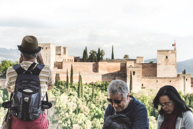 Golden Hour in Granada: Sunset Walking Tour with Play Granada - Sacromonte: the neighborhood with cave-home character
