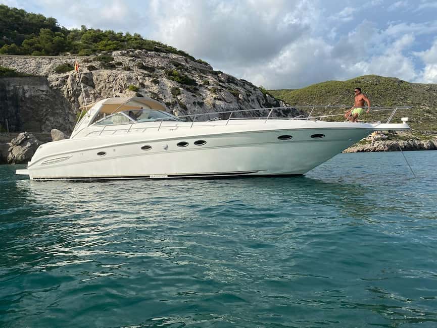 Gran Canaria: Shared yacht trip with drinks, lunch, and snorkeling - The onboard setup: open bar and a music-friendly mood