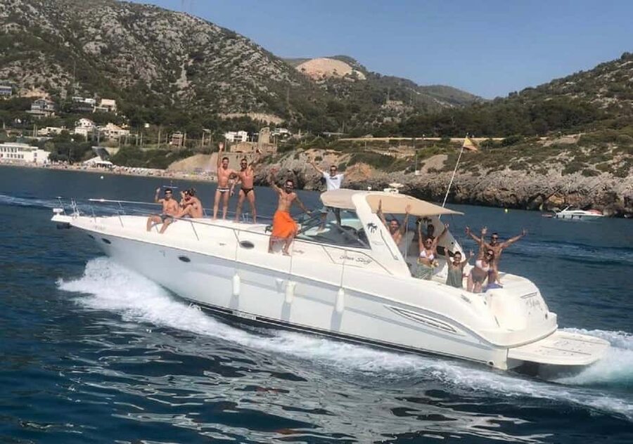 Gran Canaria: Shared yacht trip with drinks, lunch, and snorkeling - When the crew works, you relax