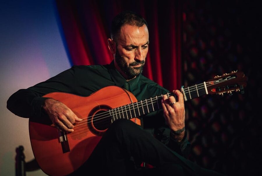 Granada: 1-Hour Traditional Flamenco Show at Palacio - Getting a drink before the show: small bar, smart timing