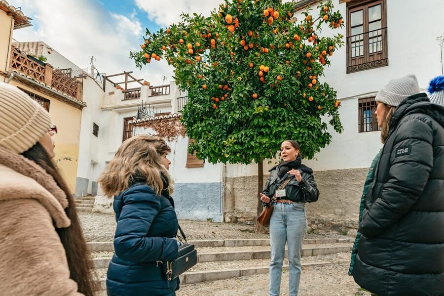 Granada: Albaicín and Sacromonte Guided Sunset Walking Tour - Key takeaways before you go