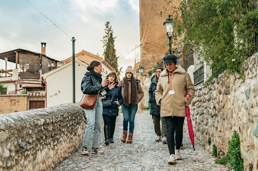 Granada: Albaicín and Sacromonte Guided Sunset Walking Tour - Albaicín’s UNESCO streets: the steep maze, explained