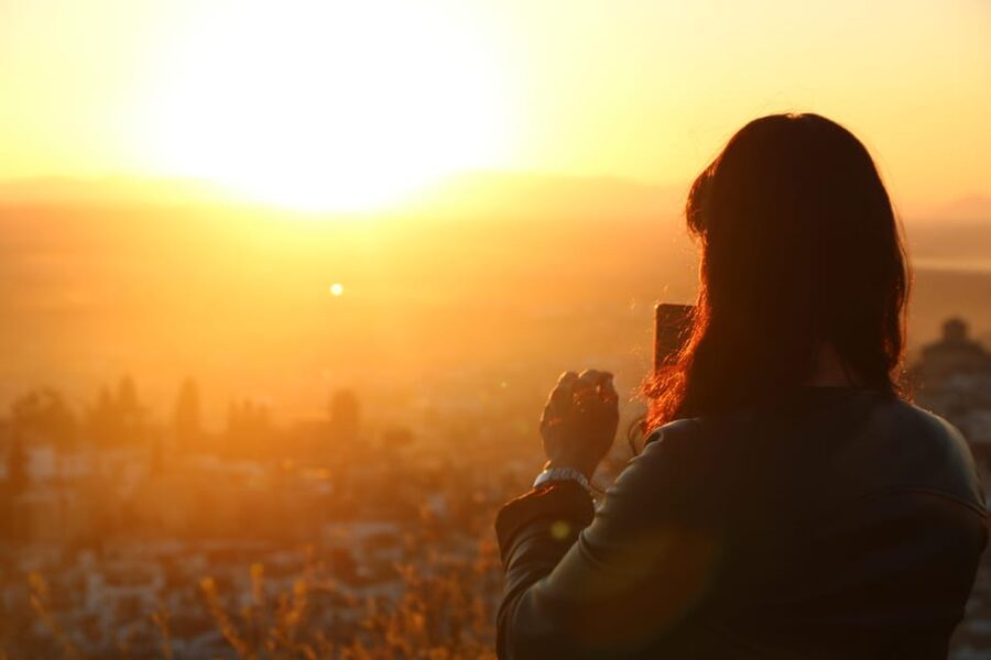 Granada: Albaicín and Sacromonte Guided Sunset Walking Tour - Sacromonte at sunset: panoramas, hidden angles, and cave culture