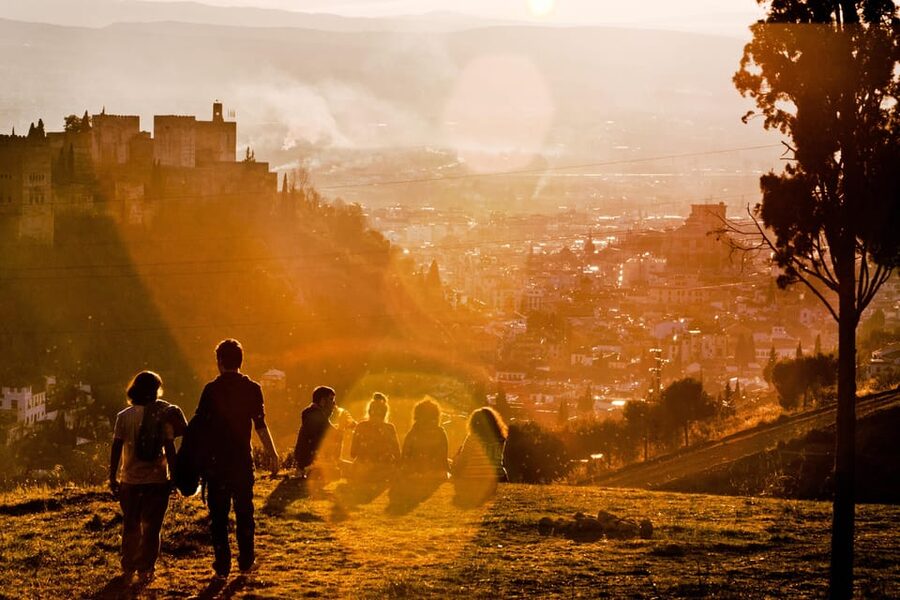 Granada: Albaicín and Sacromonte Guided Sunset Walking Tour - Pace and group size: how it stays enjoyable (even with lots of stairs)