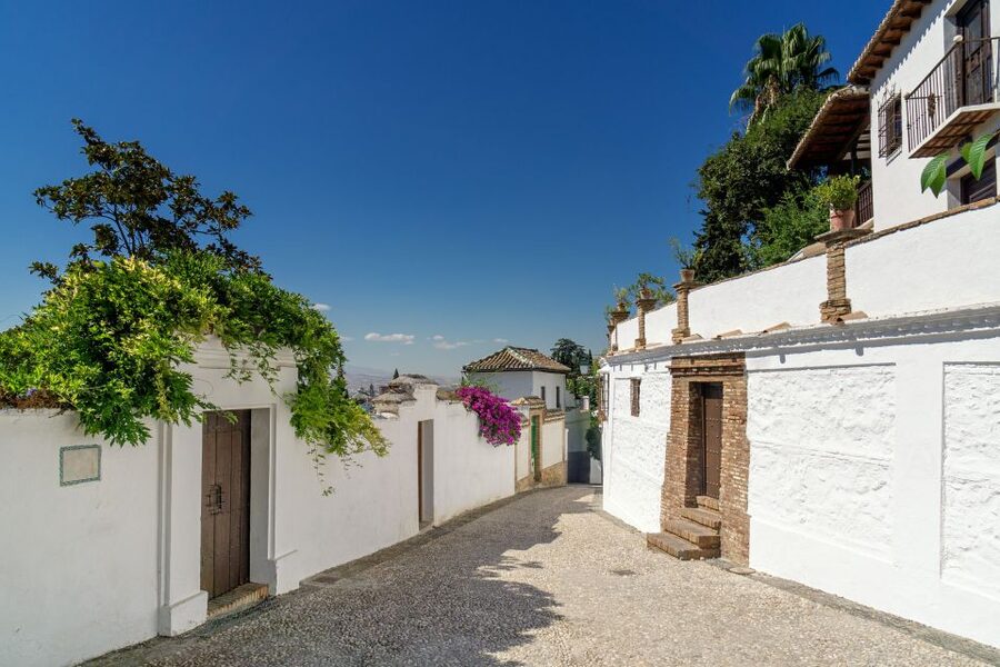 Granada: Albaicín and Sacromonte Walking Tour - The guide effect: stories you can repeat later