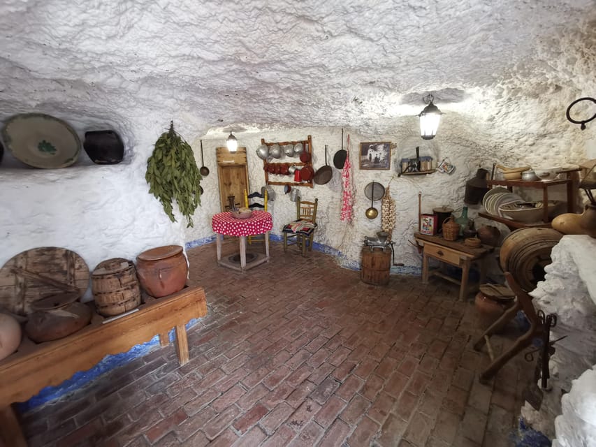 Granada: Albaicín, Sacromonte & Museum of Caves Walking Tour - Sacromonte caves and hidden viewpoint stops for Alhambra photos