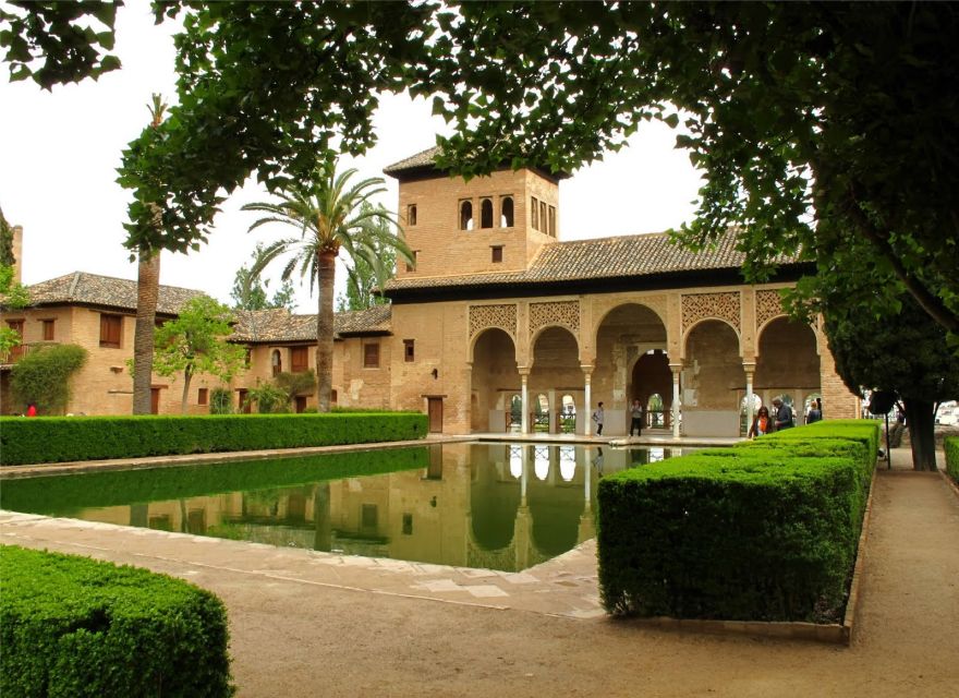Granada: Alhambra and Generalife Gardens Guided Tour - Entering with Skip-the-Line: the orange umbrella plan
