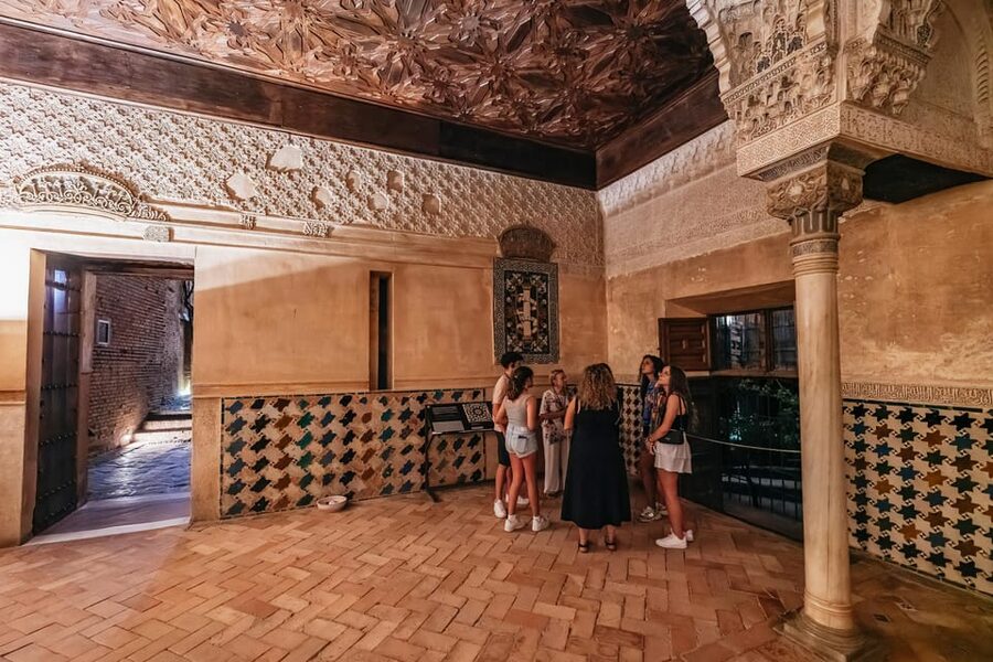 Granada: Alhambra and Nasrid Palaces Guided Tour at Night - Why Alhambra at night feels easier (and more magical)