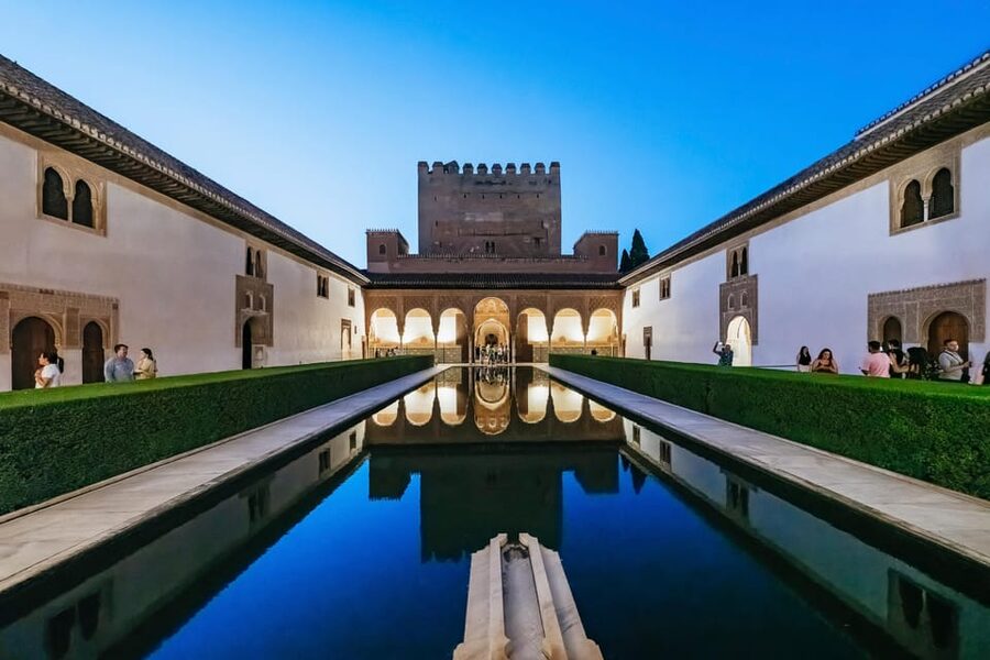 Granada: Alhambra and Nasrid Palaces Guided Tour at Night - The start along the exterior wall, Puerta de la Justicia first