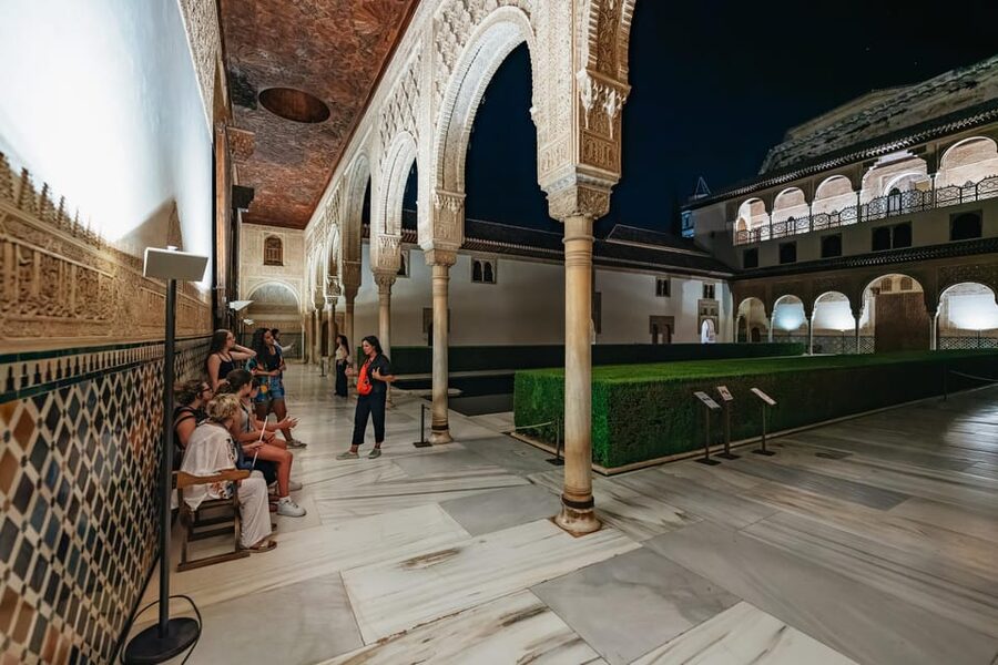 Granada: Alhambra and Nasrid Palaces Guided Tour at Night - Guides and pacing: the difference between seeing and understanding
