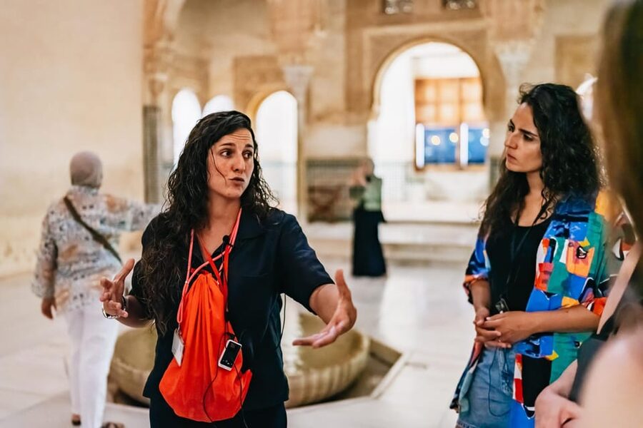 Granada: Alhambra and Nasrid Palaces Guided Tour at Night - Who should book this night tour, and who should pair it with daytime