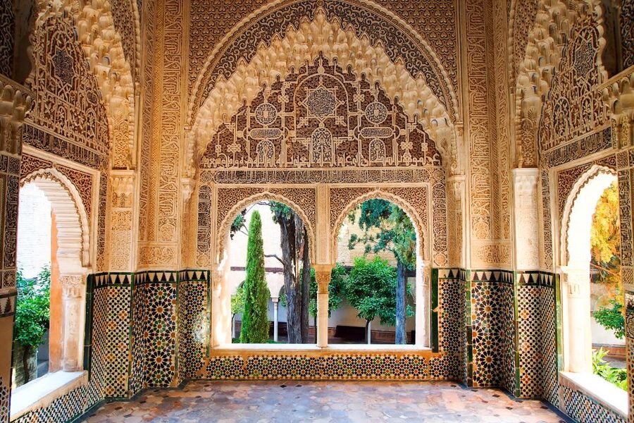 Granada: Alhambra and Nasrid Palaces Private Tour - Alcazaba of Alhambra: Fortress Thinking, Not Just Pretty Rooms