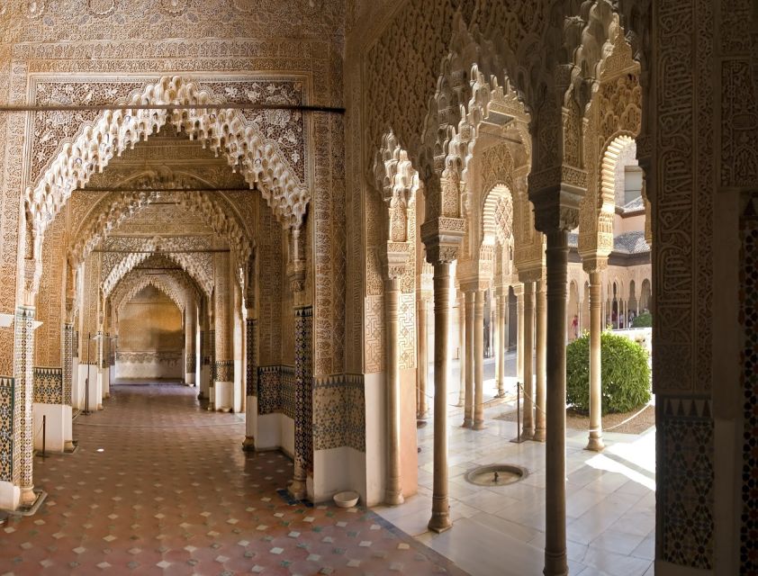 Granada: Alhambra and Nasrid Palaces Private Tour - How the Guide Turns Architecture Into Stories