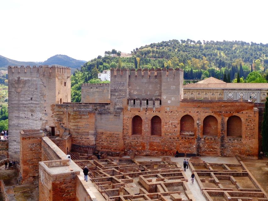 Granada: Alhambra Complex Guided Tour with Ticket - Generalife Gardens: Fresh Air and a Royal Resting Place
