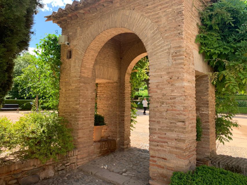Granada: Alhambra Complex Guided Tour with Ticket - Alcazaba Towers: Imagine the Elite Soldier on High Ground